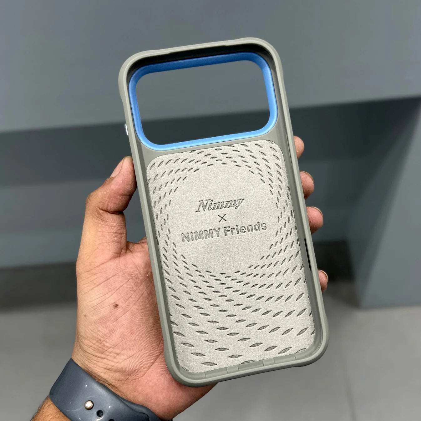 NIMMY DOG CHAIN CASE-GREY BLUE iPHONE 17 PRO AND 17 PRO MAX
